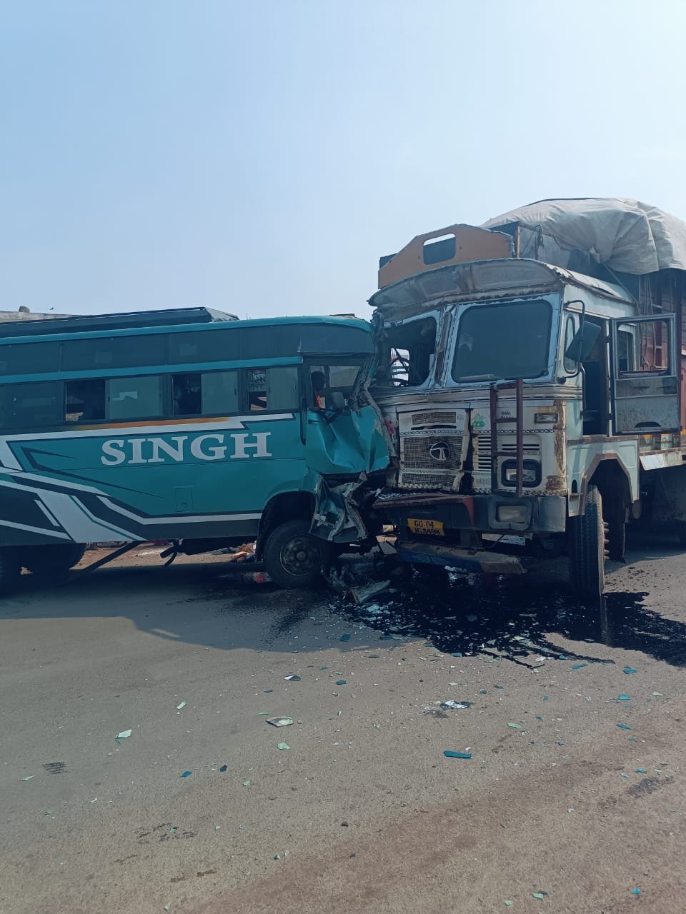मुंगेली-बिलासपुर रोड पर बस और ट्रक में भीषण टक्कर, 20 यात्री घायल