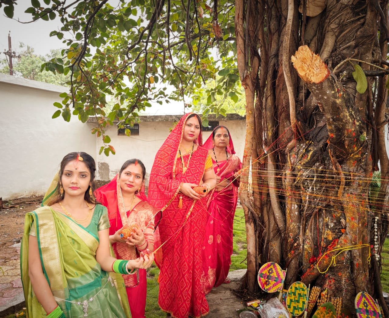 पति की लंबी आयु के लिए सुहागिनों ने रखा निर्जला व्रत, वट वृक्ष के नीचे की पूजा-अर्चना
