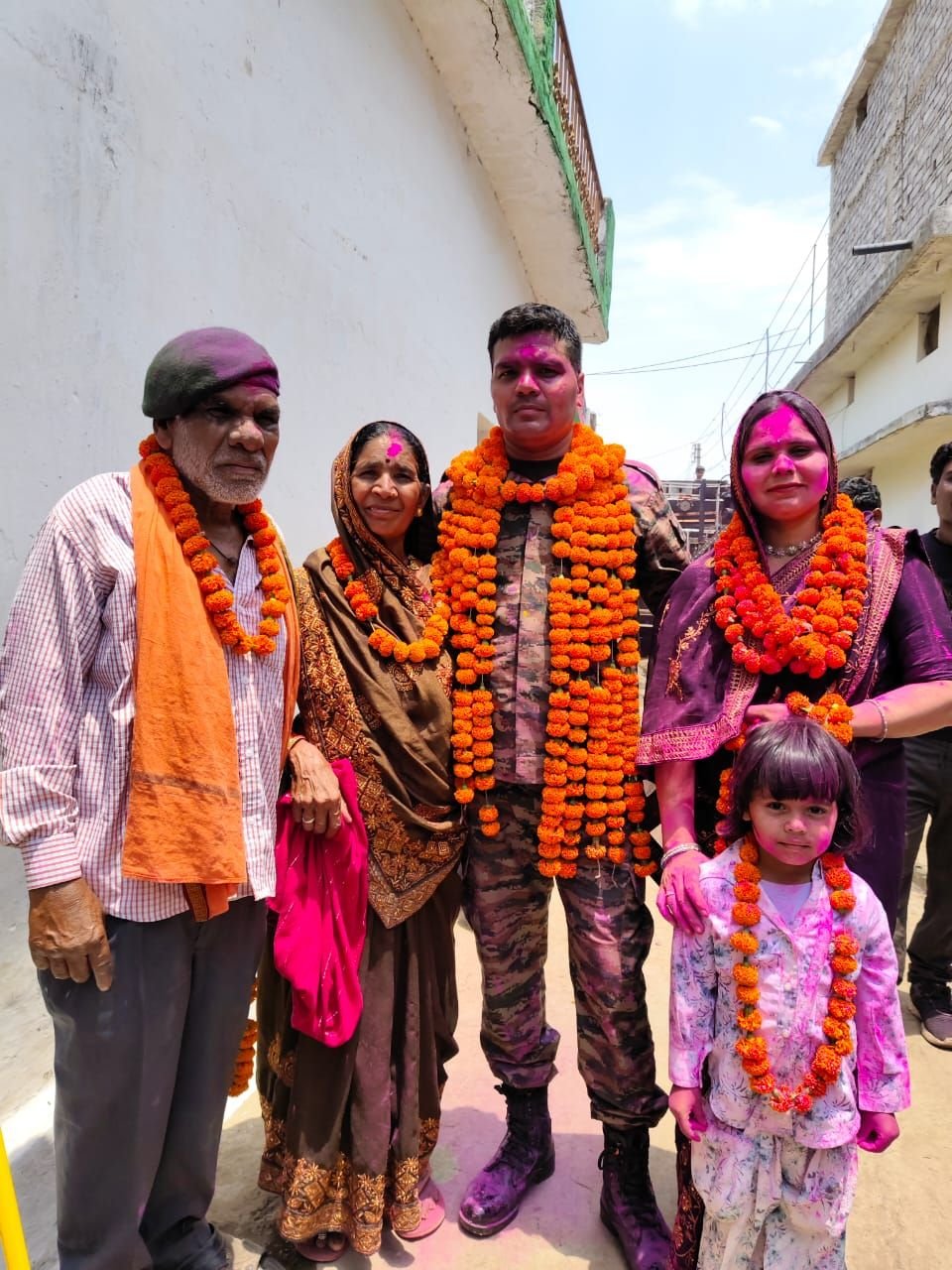 17 साल देश सेवा के बाद लौटे वीर जवान, गाँव में हुआ भव्य स्वागत