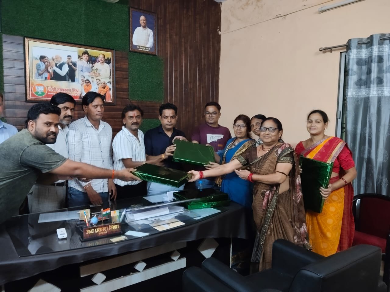 तीजा पर्व पर नगर पालिका उपाध्यक्ष जयप्रकाश मिश्रा ने महिलाओं का किया सम्मान