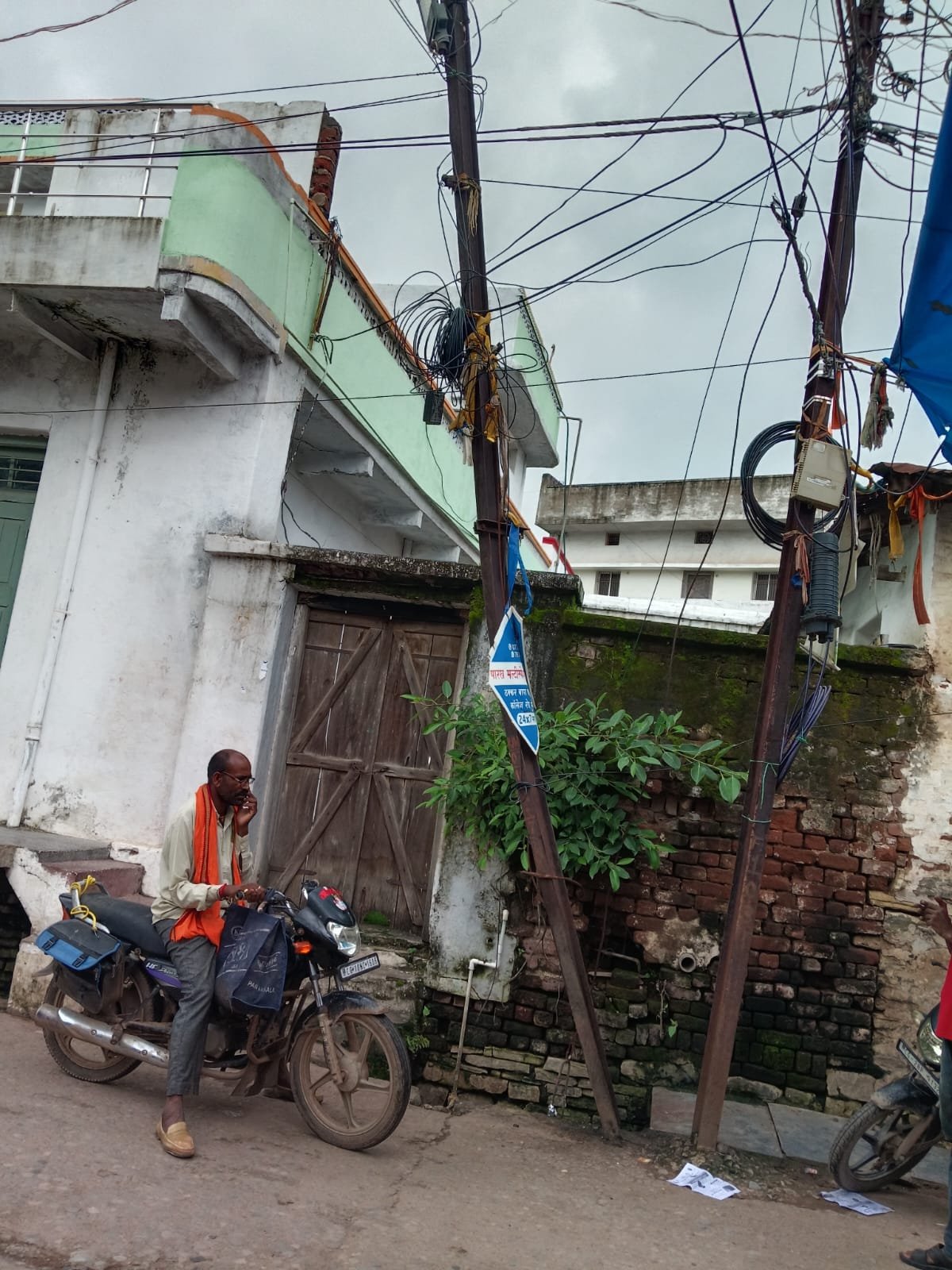 नगर पालिका क्षेत्र में जर्जर खंभों से दहशत का माहौल, पार्षद देवांगन ने खंभा हटाने हेतु दी 10 हजार की स्वीकृति