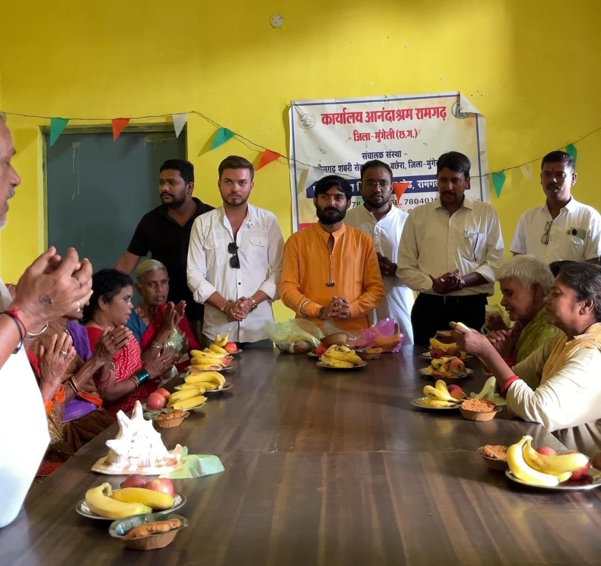 जन्मदिन को बनाया खास – वृद्धाश्रम में जाकर बुजुर्गों संग मनाया जन्मदिन