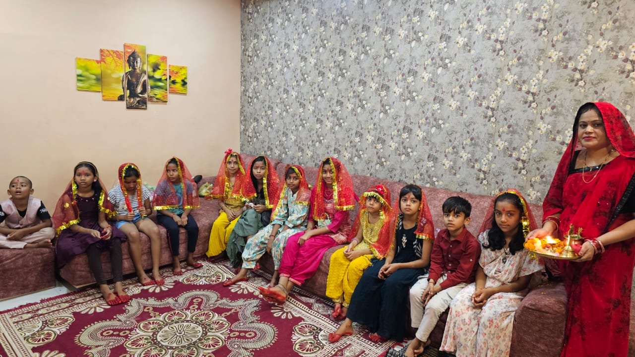 नवरात्र अष्टमी पर देवांगन समाज अध्यक्ष आनंद देवांगन ने नव कन्याओं को कराया कन्या भोज