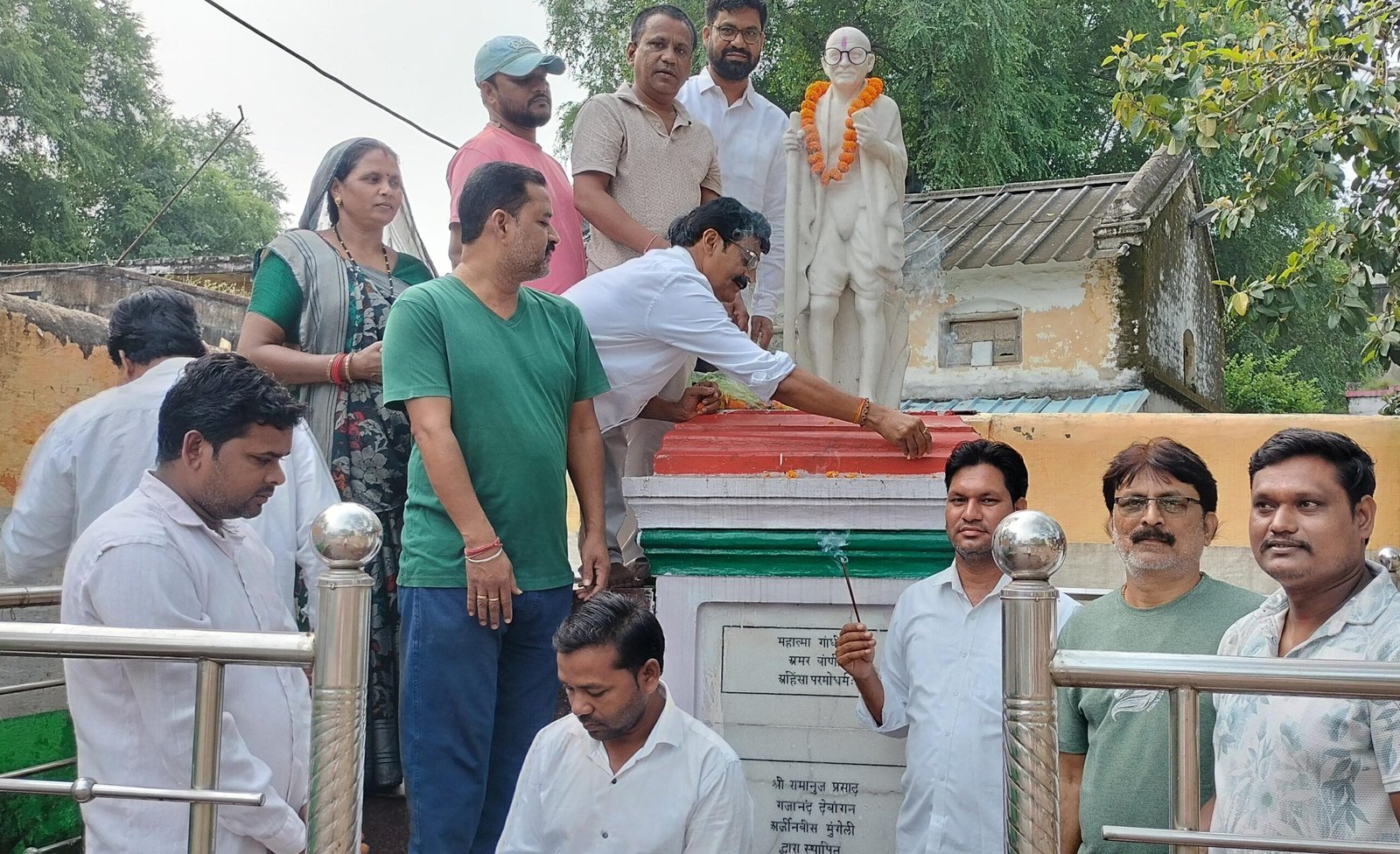 महात्मा गांधी व लाल बहादुर शास्त्री जयंती पर शहर कांग्रेस ने दी श्रद्धांजलि