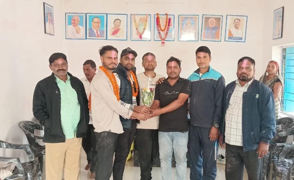 ग्राम पंचायत पालचुआ के होनहारों का छत्तीसगढ़ पुलिस में चयन, हुआ सम्मान