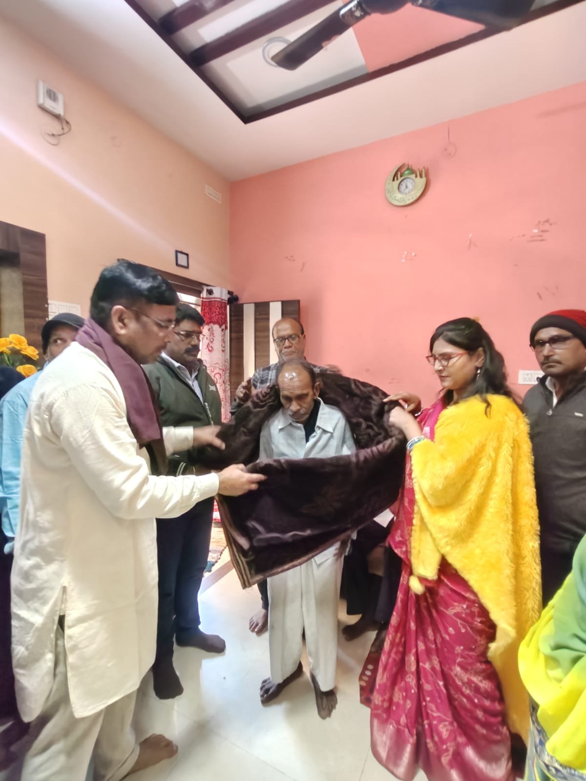 बढ़ती ठंड में सुभाष वार्ड क्र.03 के पार्षद असलम खान बने जरूरतमंदों का सहारा