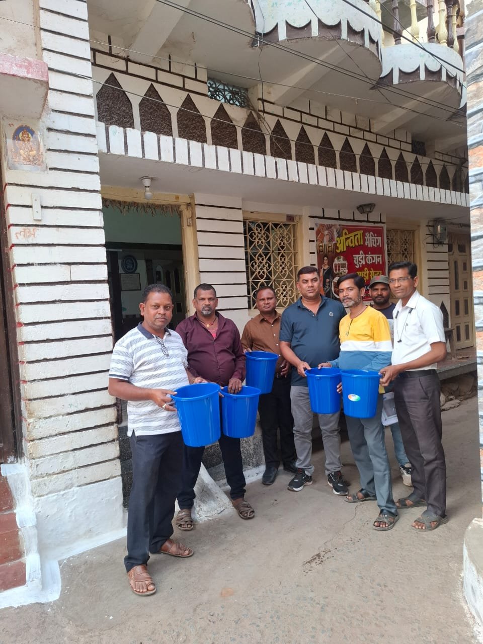 स्वच्छता अभियान के तहत विवेकानंद वार्ड में स्वच्छता की मिसाल, लोगों को बांटी गई बाल्टियां