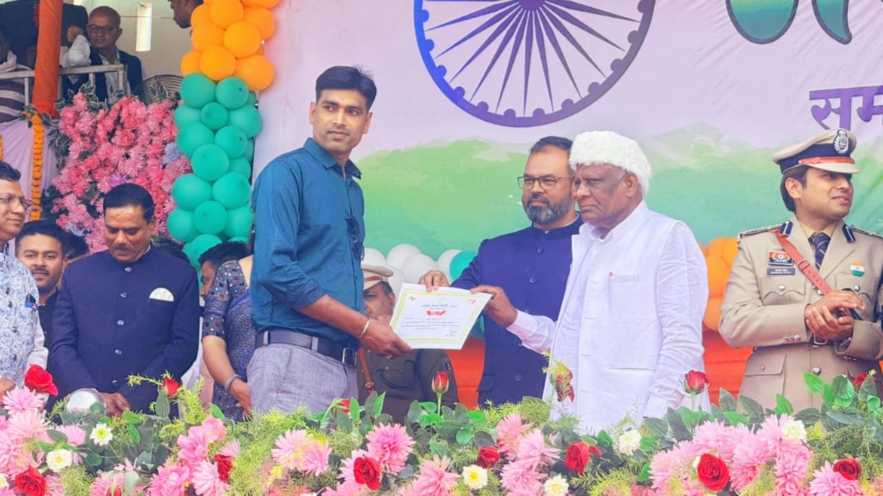 उत्कृष्ट कार्य के लिए जनसंपर्क विभाग के कंप्यूटर ऑपरेटर महेंद्र बंजारा को किया सम्मानित