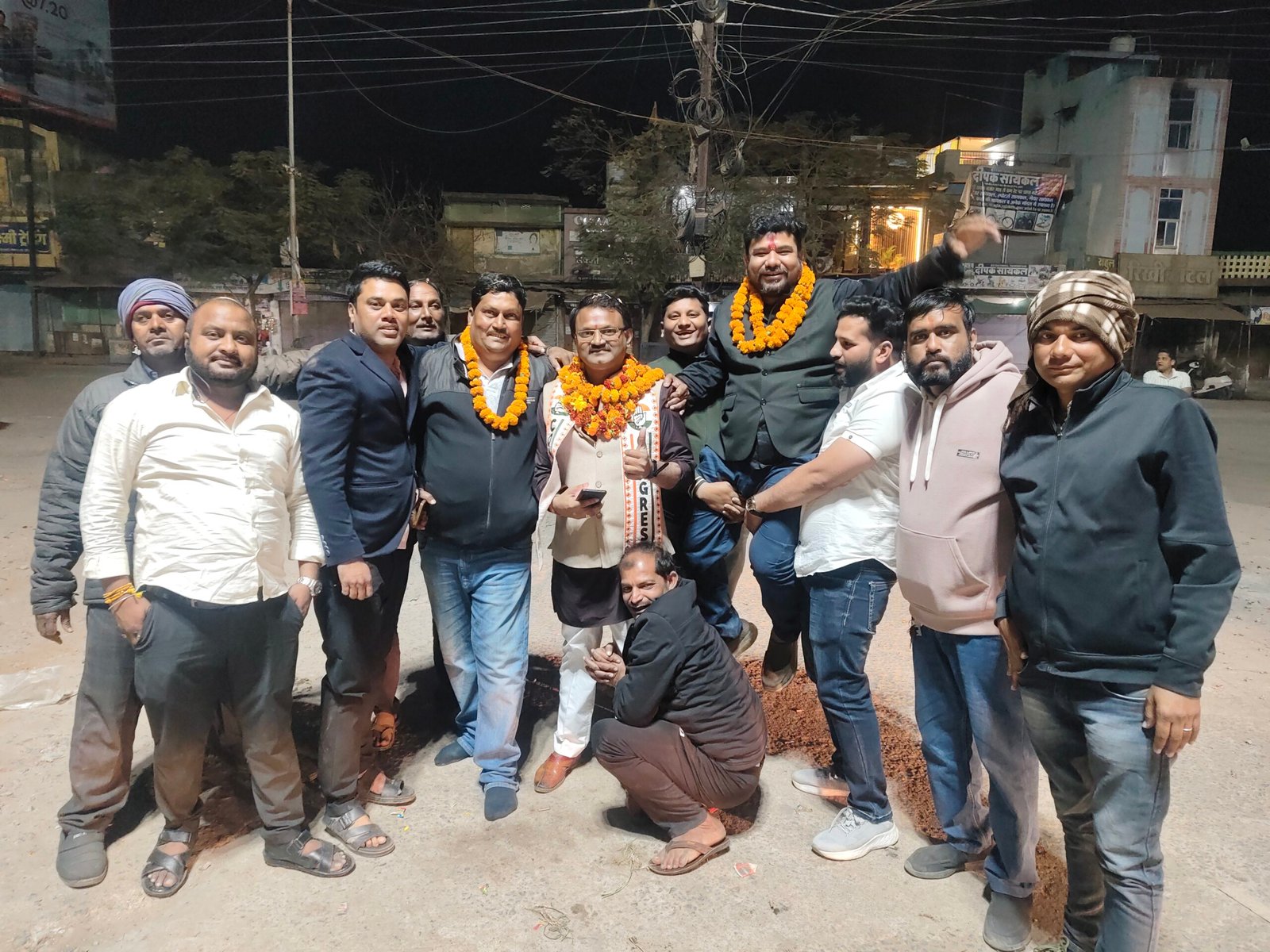शहर कांग्रेस कमेटी के अध्यक्ष बने दीपक गुप्ता, कांग्रेस कार्यकर्ताओं में खुशी की लहर,जग्गू ठाकुर के नेतृत्व में आतिशबाजी कर किया भव्य स्वागत