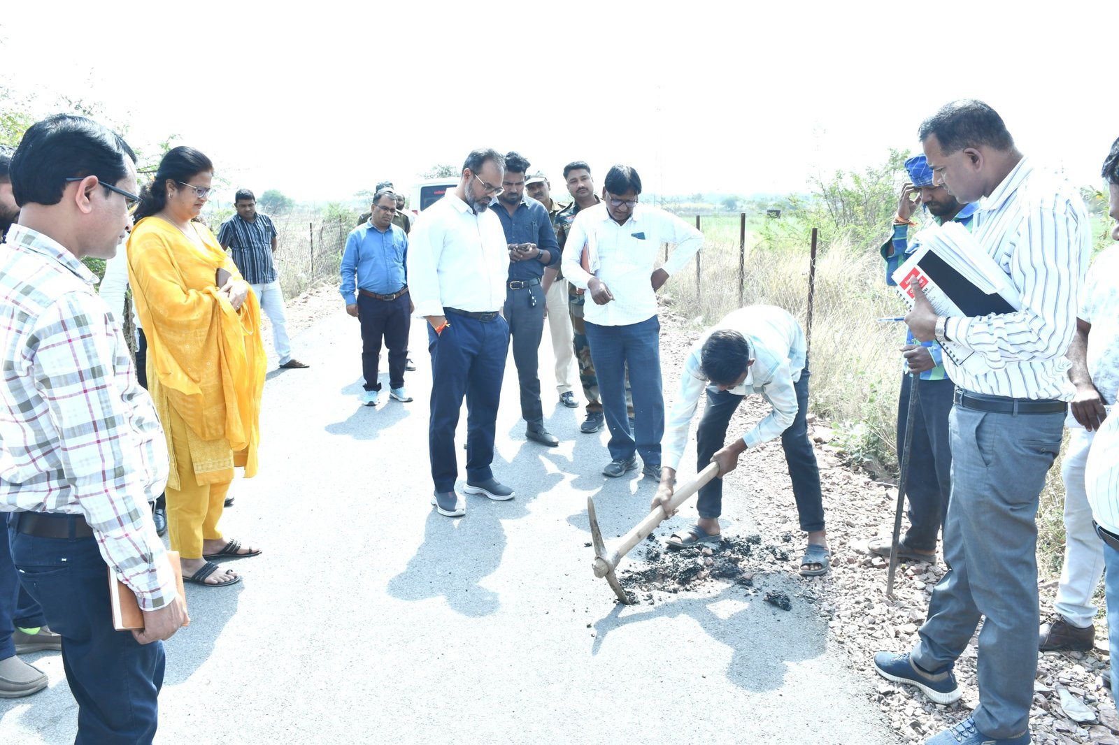 कलेक्टर ने बांकी व पेंडाराकापा में सड़क निर्माण कार्यों का लिया जायजा