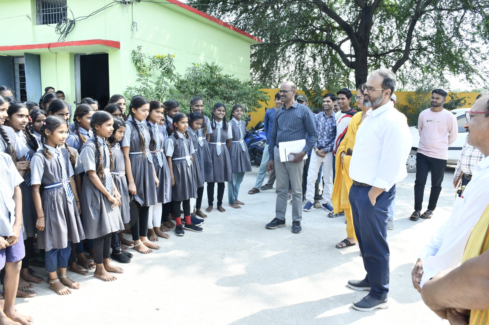 बच्चों साथ भोजन कर परखी गुणवत्ता, मोबाइल से दूरी बनाने, नियमित अध्ययन, लेखन अभ्यास करने किया प्रेरितआंगनबाड़ी और विद्यालयों में कलेक्टर का औचक निरीक्षण