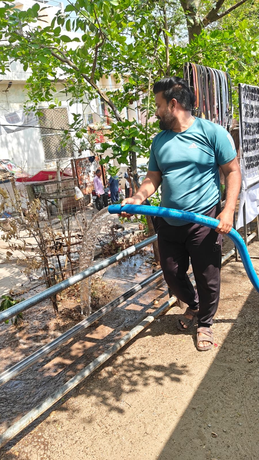 चिलचिलाती धूप में वृक्षों को जीवनदान, पार्षद रोशन सोनी की सराहनीय पहल