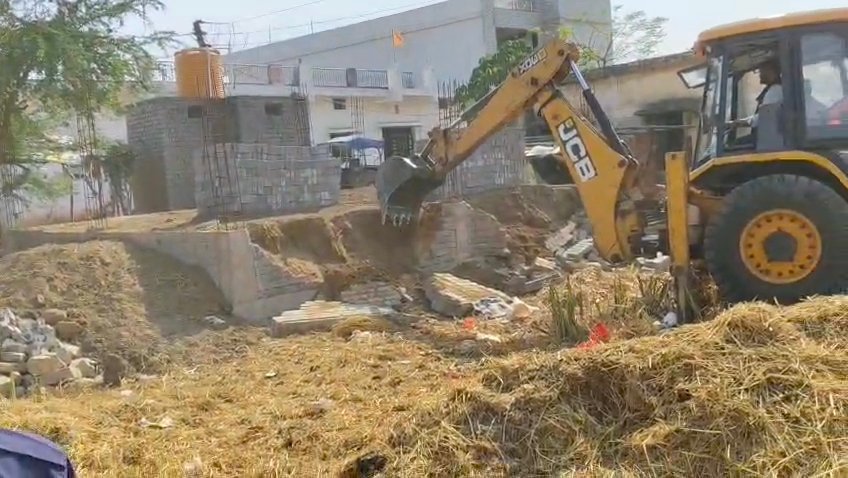 ग्राम पंचायत नवागांव (घु) में अतिक्रमण हटाने की बड़ी कार्रवाई, सड़क किनारे और सार्वजनिक स्थलों से हटाई गई घुरवा